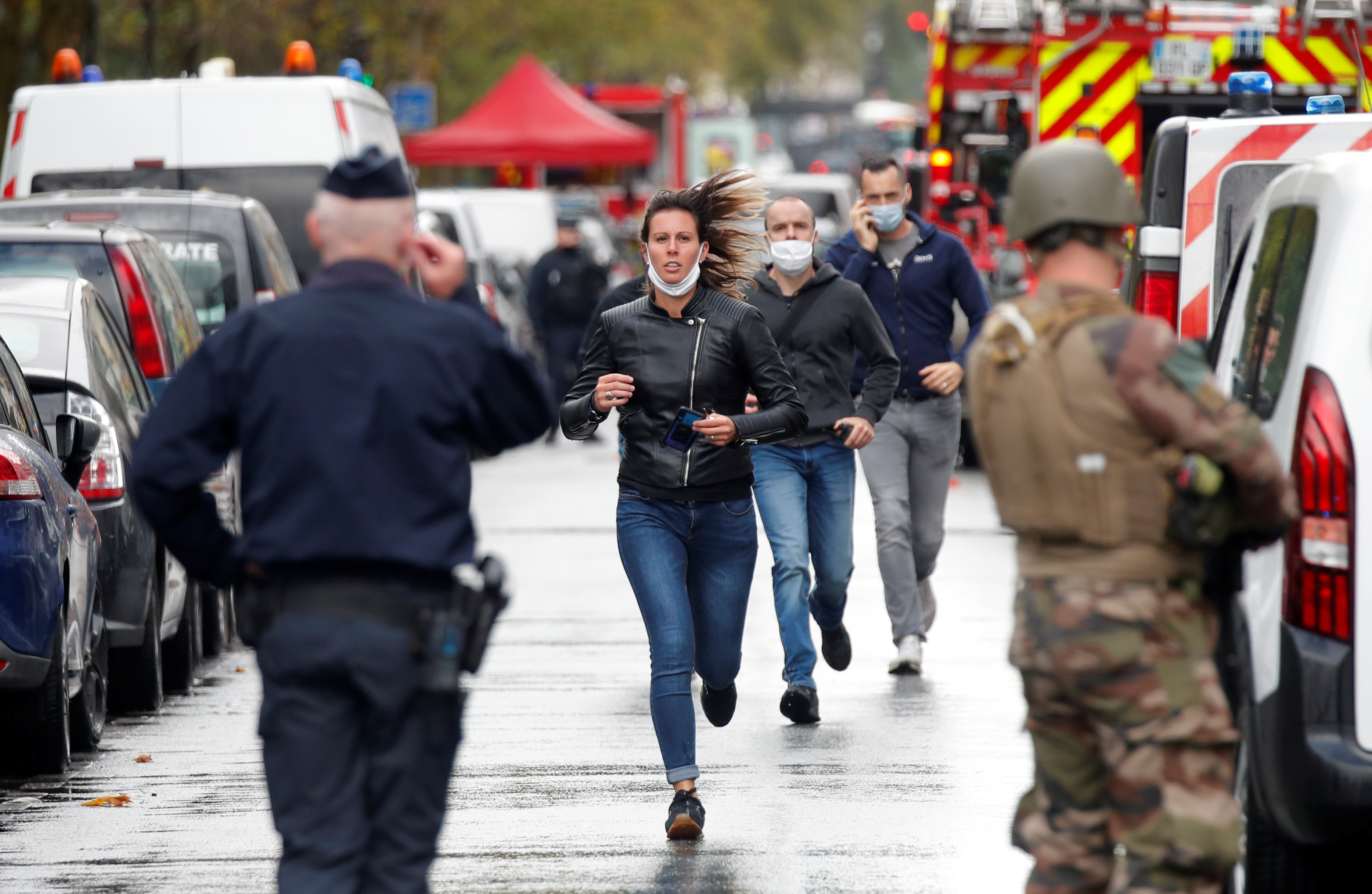 مواطنون يفرون من موقع الهجوم في باريس