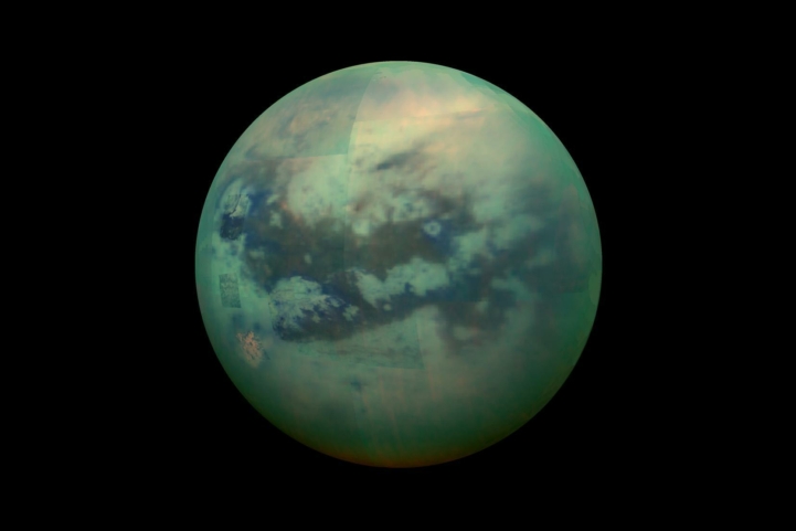  القمر تيتان