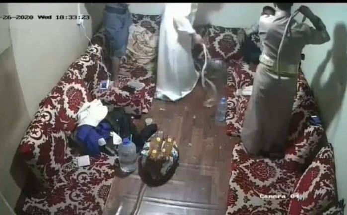 عبد الله الأغبري أثناء تعرضه للتعذيب
