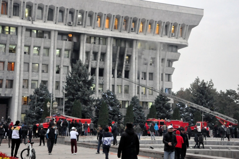 المحتجون على الانتخابات سيطروا على البيت الأبيض في قرغيزستان 