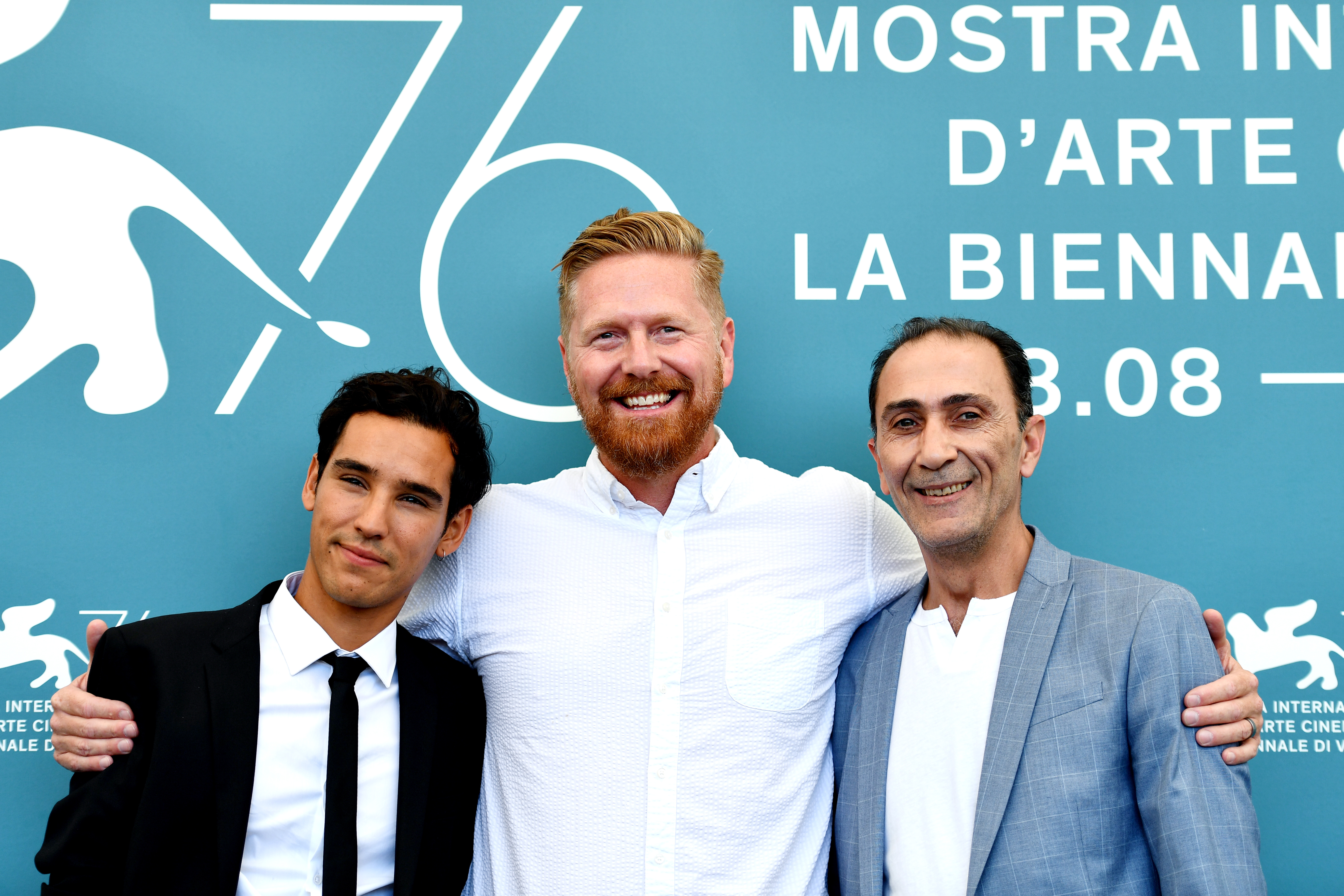 مخرج الفيلم ماثيو كارنيهان واثنين من ممثلي الفيلم العراقيين