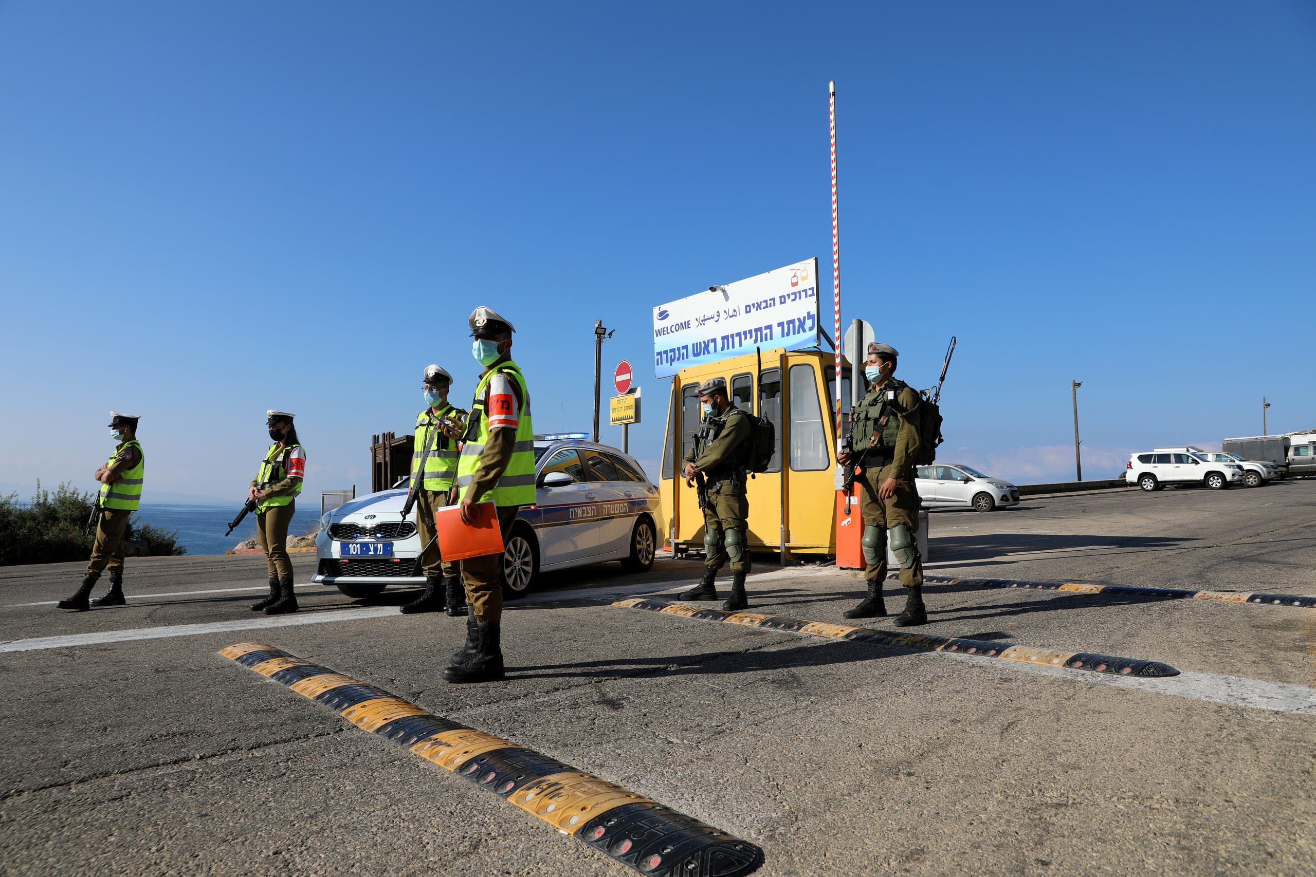 جنود إسرائيليون يقطعون الطريق المؤدي إلى الحدود اللبنانية لمنع وصول محتجين على المفاوضات