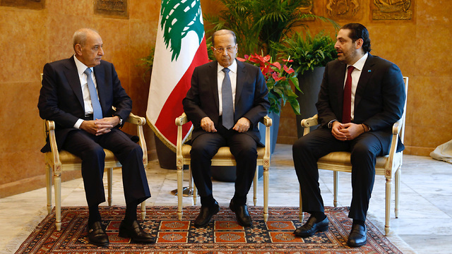 الرئيس اللبناني ميشال عون مع رئيس البرلمان نبيه بري، ورئيس الحكومة الأسبق سعد الحريري
