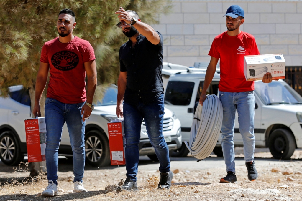 الفلسطينيون في المدينة يثبتون الكاميرات