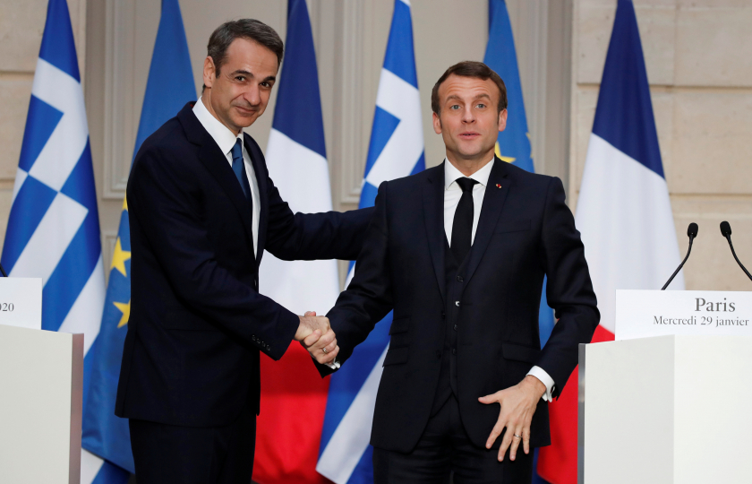 الرئيس الفرنسي إيمانويل ماكرون ورئيس الوزراء اليوناني كيرياكوس ميتسوتاكيس