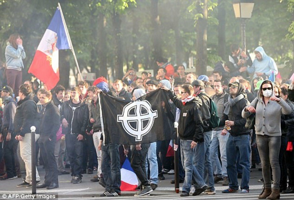    تظاهرة لإحدى جماعات تفوق العرق الأبيض المتطرفة في فرنسا 2016