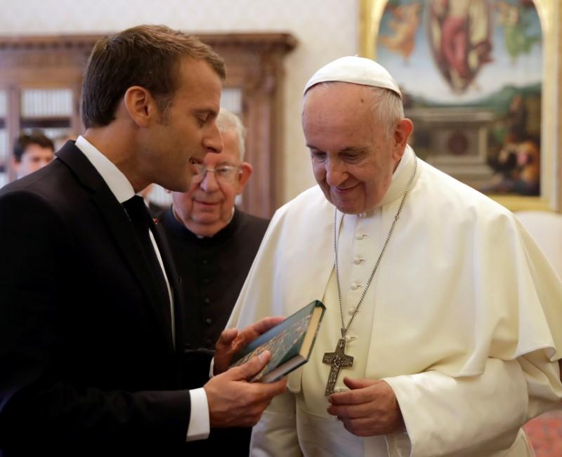 ماكرون مع بابا الفاتيكان فرانسيس/ رويترز