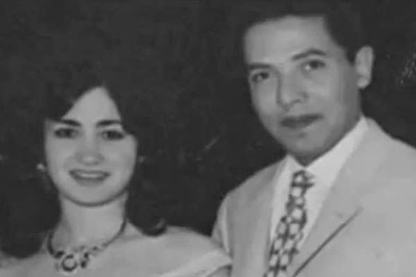 صورة نادرة له مع زوجته السيدة سامية