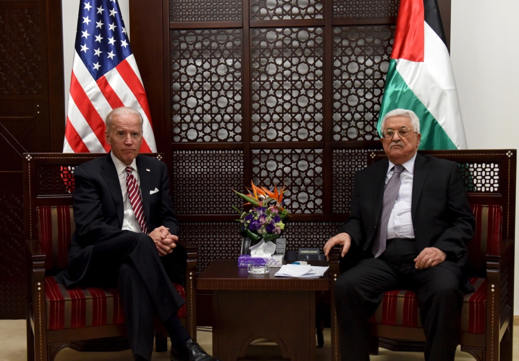 الرئيس الفلسطيني مع بايدن خلال توليه منصب نائب الرئيس الأمريكي