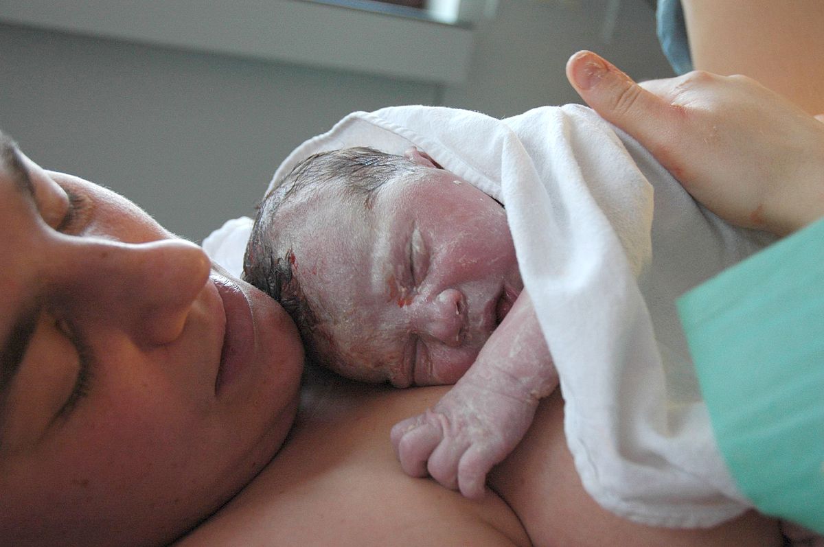 يجب الحرص على الرضاعة الطبيعية بعد الولادة القيصرية