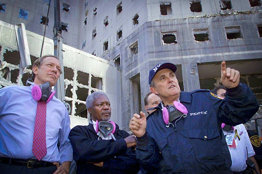 جولياني اكتسب شهرة عالمية بسبب أحداث 11 سبتمبر، حيث يظهر في الصورة مع الأمين العام السابق للأمم المتحدة كوفي أنان/رويترز