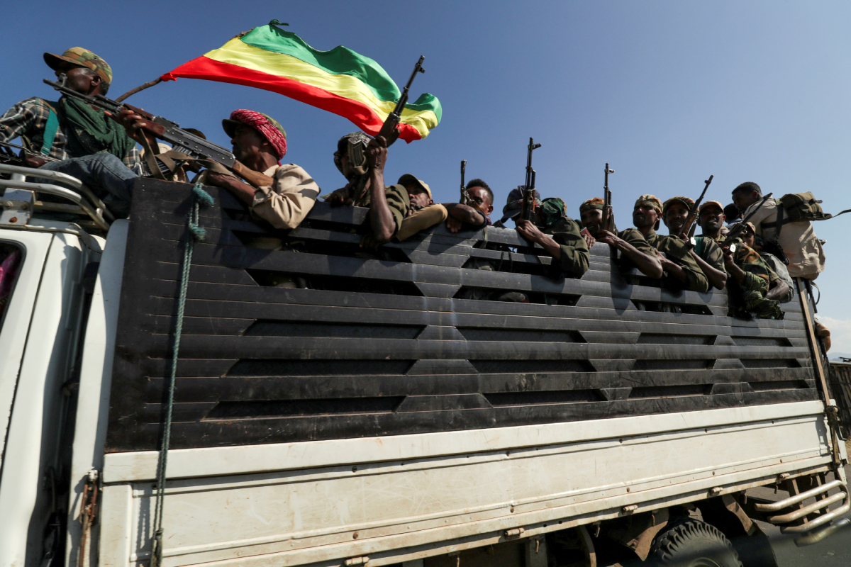 عناصر من ميليشيات منطقة أمهرة يستقلون شاحنتهم أثناء توجههم لمواجهة جبهة تحرير شعب تيغراي في سانجا، إثيوبيا/ رويترز