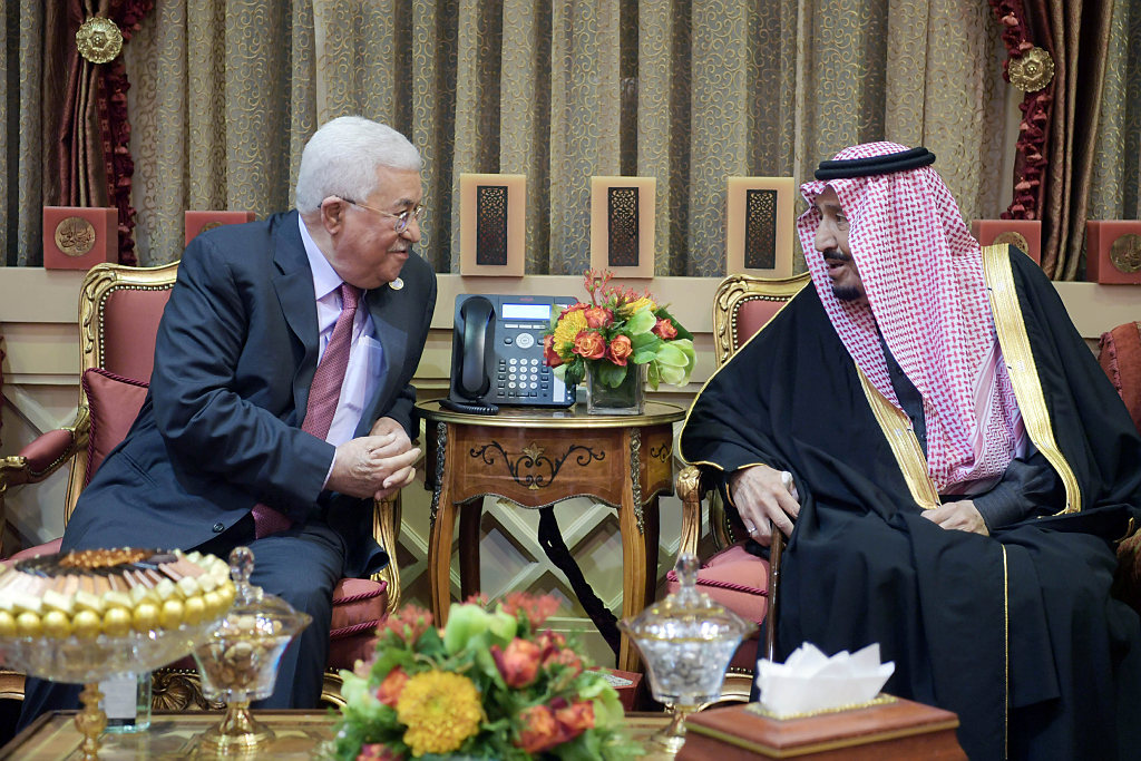 الملك سلمان مع الرئيس الفلسطيني محمود عباس