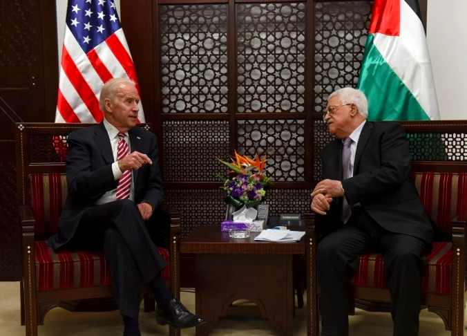 السلطة الفلسطينية فتحت قنوات اتصال مع الإدارة الأمريكية الجديدة، بايدن وعباس
