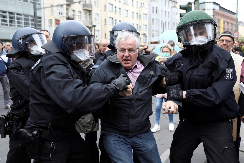 اعتقال أحد المحتجين الرافضين لسياسة الإغلاق في ألمانيا/ رويترز