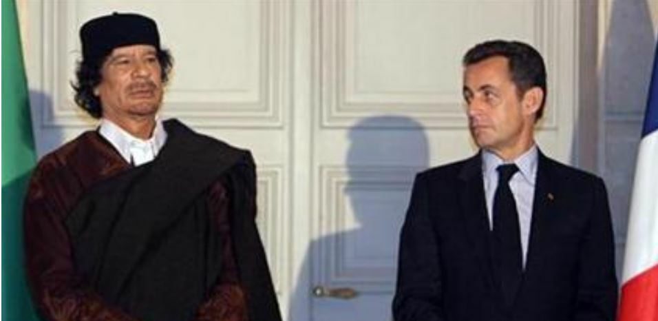 ساركوزي مع الرئيس الراحل معمر القذافي/رويترز