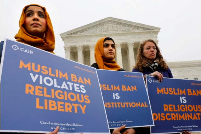 متظاهرون أمام المحكمة العليا الأمريكية ضد قرار "حظر المسلمين" الذي أقره ترامب للأشخاص القادمين من البلدان ذات الأغلبية المسلمة، واشنطن، 2018/ رويترز