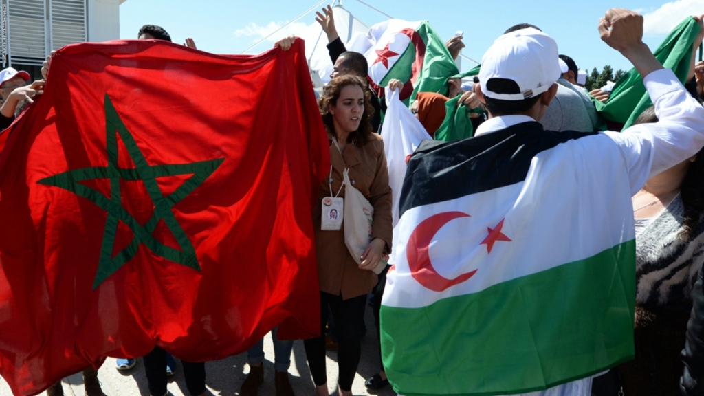 أنصار المغرب وجبهة البوليساريو في تظاهرة خلال المنتدى الاجتماعي العالمي بتونس في مارس/آذار 2015، أرشيفية/ الأناضول