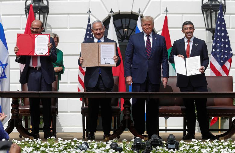  وزير الخارجية البحريني ونتنياهو ووزير خارجية الإمارات يعرضون نسخهم من اتفاقات التطبيع بجانب ترامب/رويترز