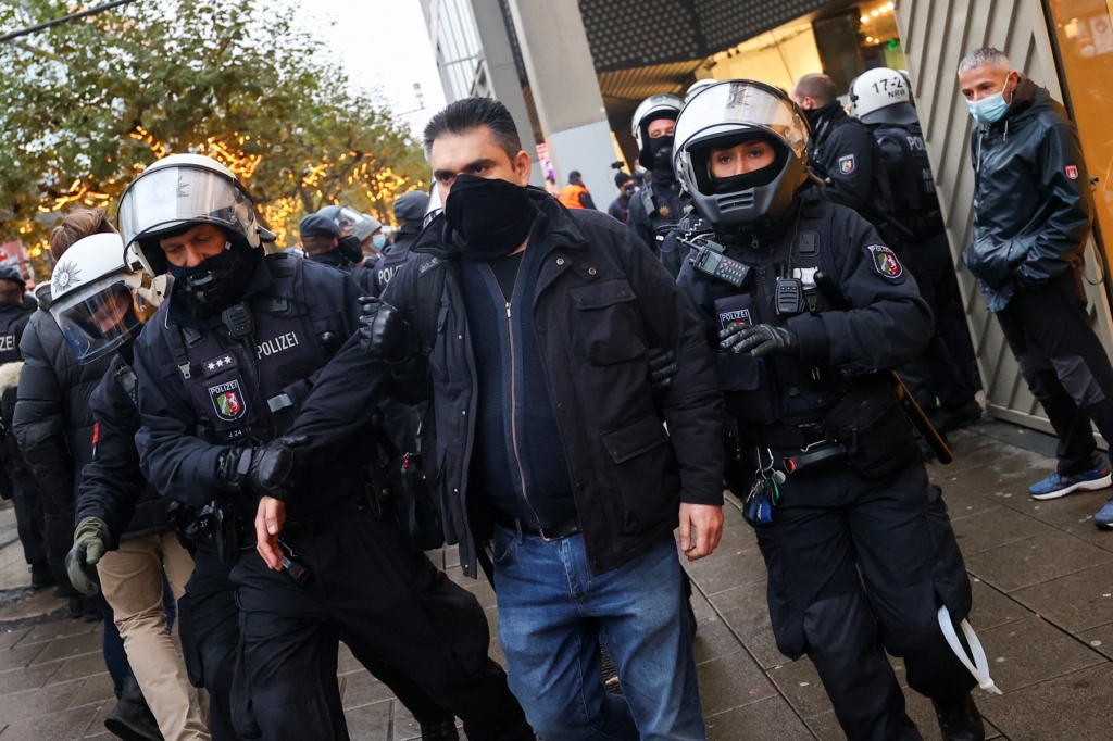 متظاهرون في ألمانيا يحتجون رفضا للقاح كورونا/ رويترز