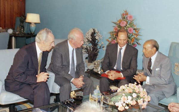 ملك المغرب الحسن الثاني ، من اليمين ، يجتمع مع رئيس الوزراء الإسرائيلي إسحق رابين ، الثاني من اليسار ، ووزير الخارجية الإسرائيلي ، شيمون بيريز ، إلى اليسار ، في الرباط ، المغرب ، عام 1993