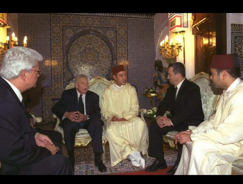 إيهود باراك نشر مؤخراً صورة نادرة له مع ملك المغرب محمد السادس