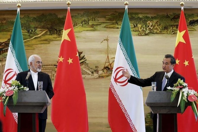  وزير الخارجية الإيراني محمد جواد ظريف ونظيره الصيني في مؤتمر صحفي في بكين عام 2015/ رويترز