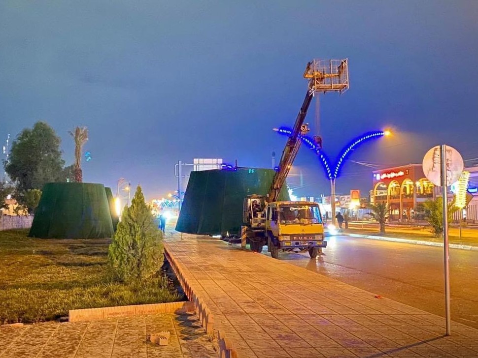 بلدية الموصل تضع شجرة الميلاد وسط المدينة