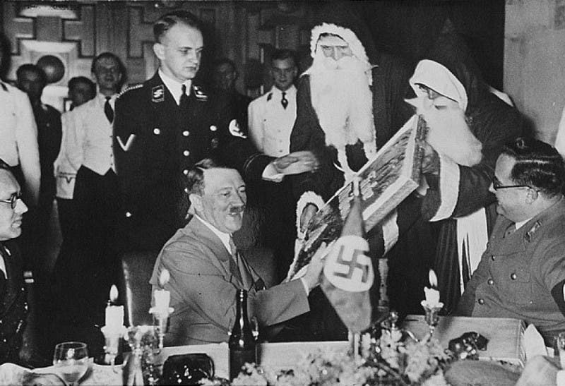 هتلر أثناء حصوله على هدية من بابا نويل