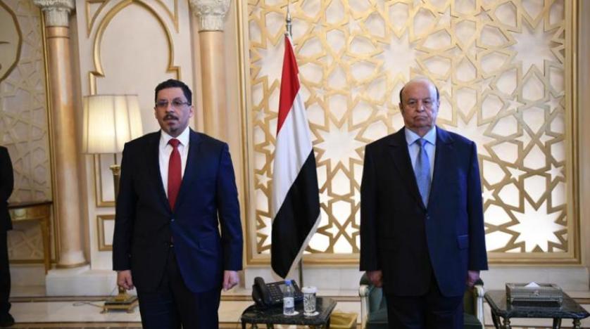 الرئيس عبد ربه منصور هادي والوزير أحمد بن مبارك لدى أداء اليمين الدستورية في الرياض السبت الماضي (سبأ)