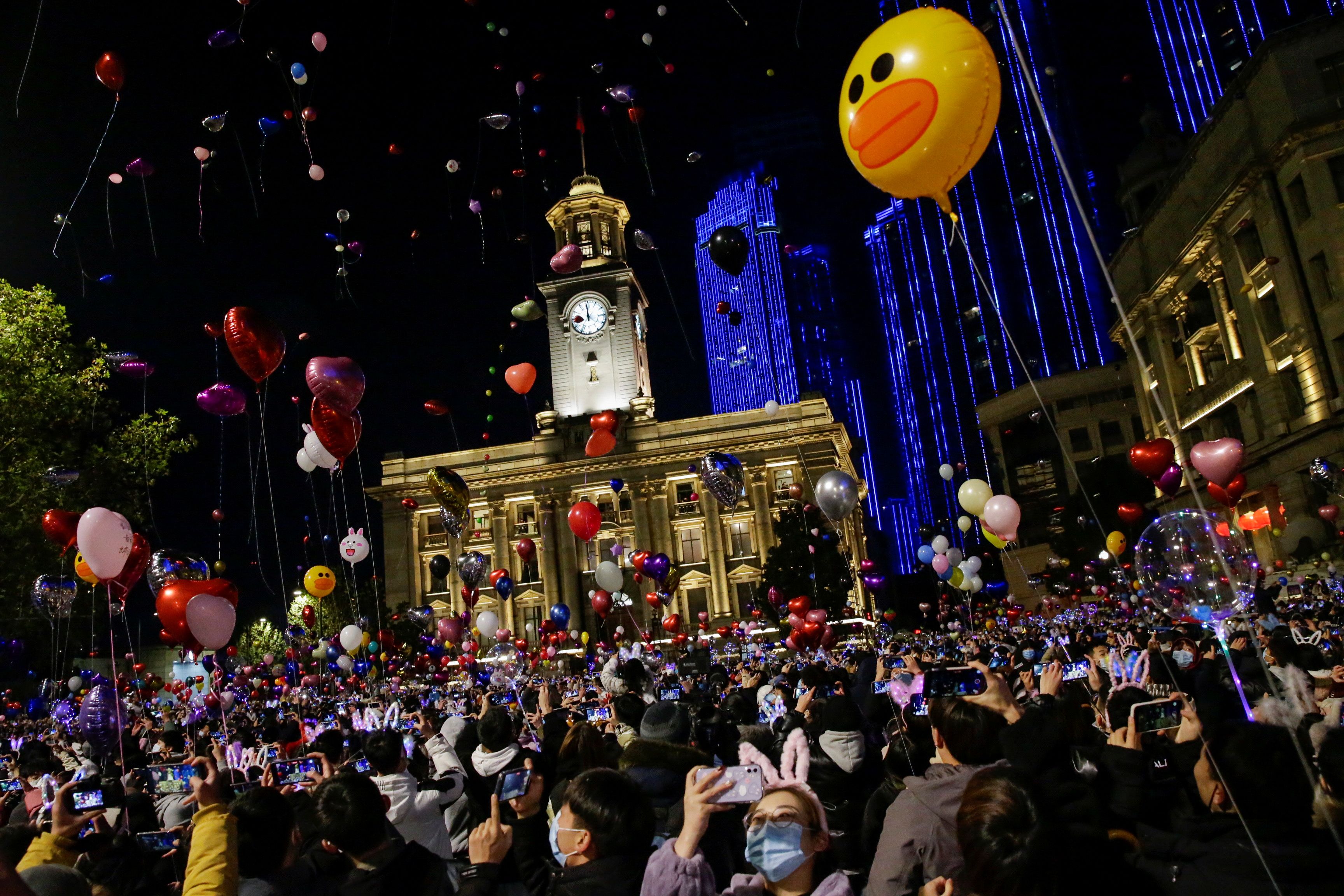 أطلق العديد من الناس بالونات في الهواء وهتفوا "سنة جديدة سعيدة"
