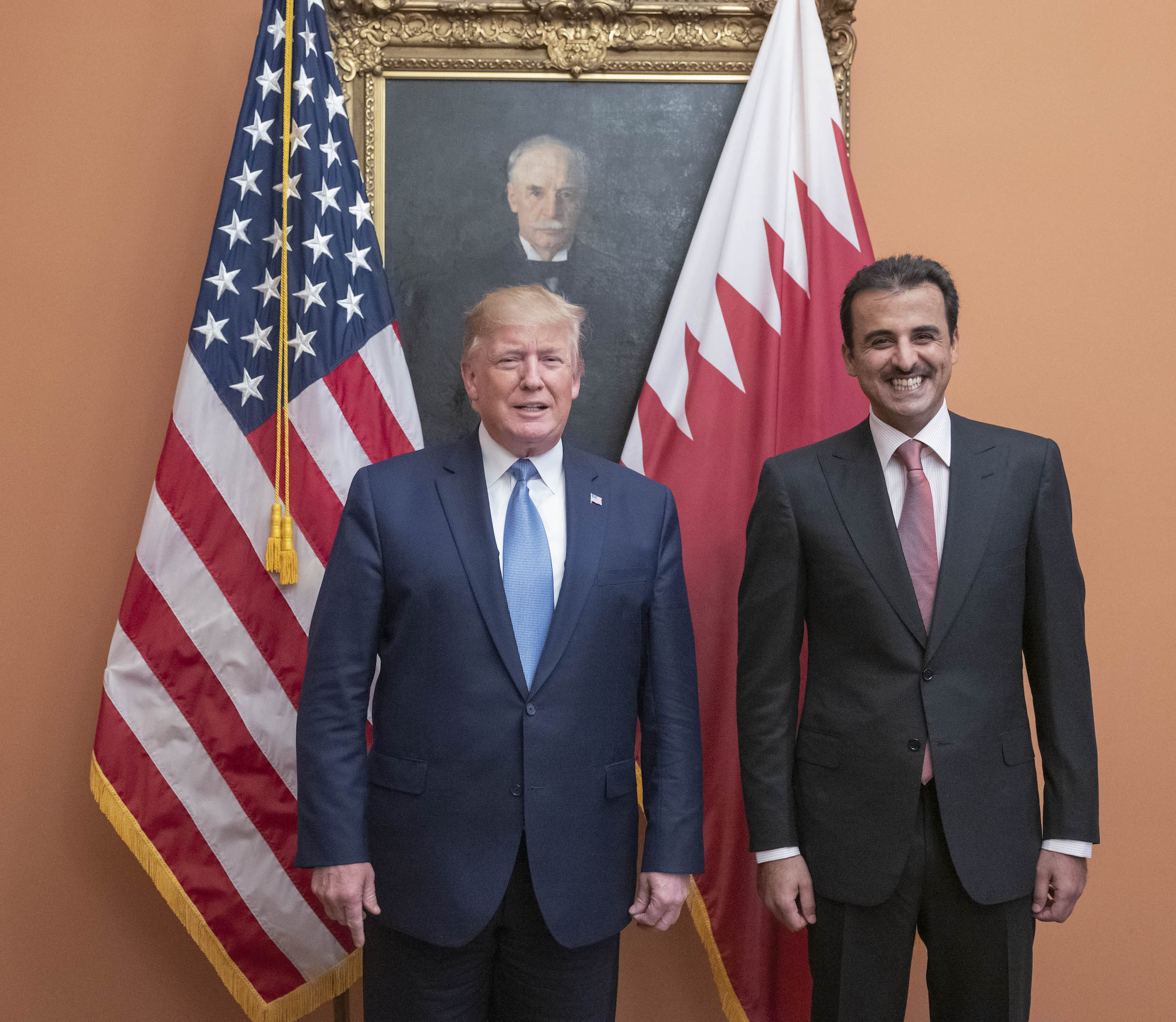 الرئيس الأمريكي المنتهية ولايته مع أمير قطر الشيخ تميم بن حمد