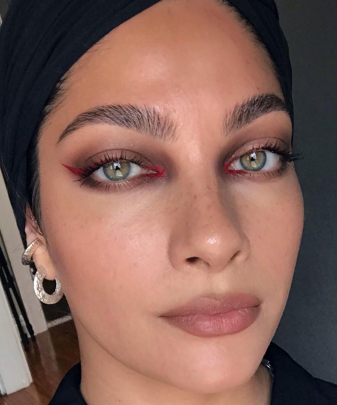 أيلاينر أحمر مقوس