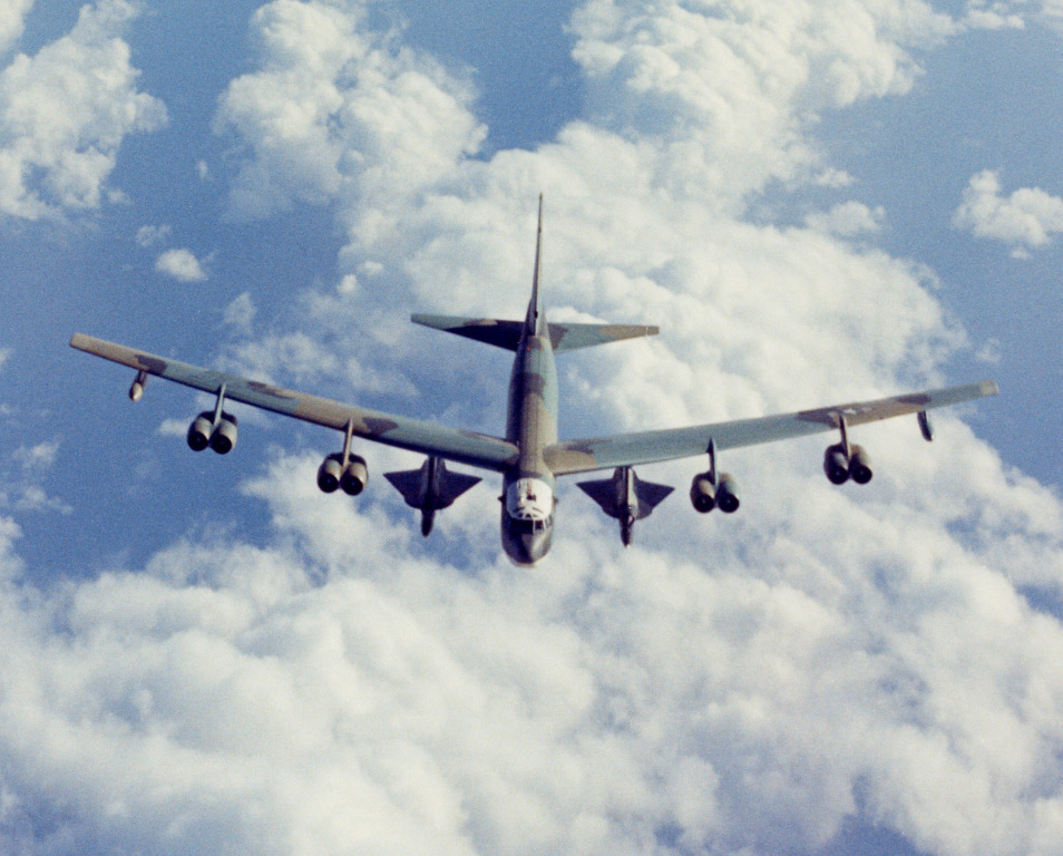 تم تعديل القاذفة B-52H لحمل طائرتين بدون طيار من طراز Lockheed D-21B/ويكيبديا