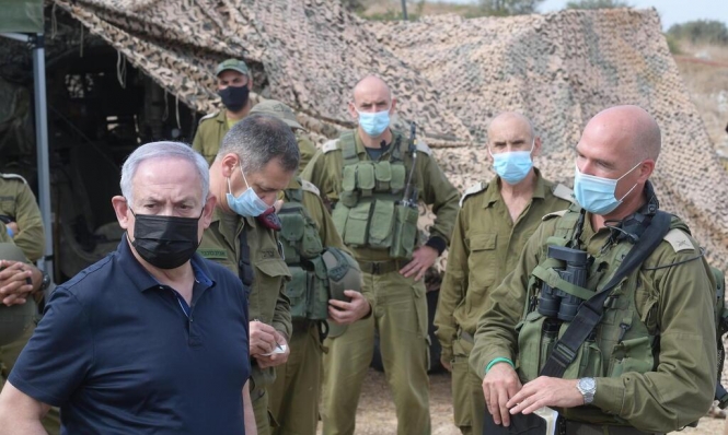 نتنياهو مع عناصر من جيش الاحتلال الاسرائيلي
