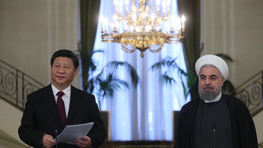 الرئيس الإيراني روحاني ونظيره الصيني شي جين بينغ 