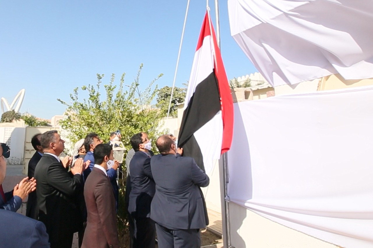 وزير الخارجية اليمني يرفع علم الجمهورية اليمنية على مبنى السفارة في الدوحة