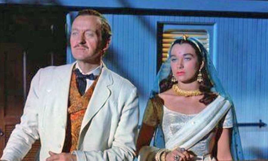شرلي مكلين و ديفيد نيفين في فيلم حول العالم في ثمانين يوما عام 1956
