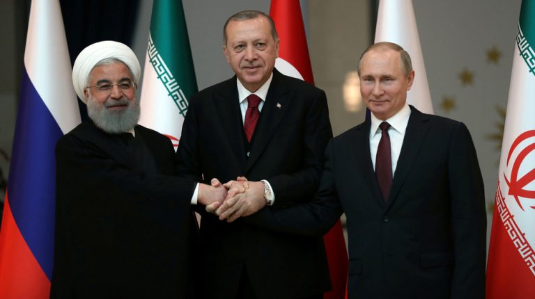 الرئيس التركي رجب طيب أردوغان مع نظيريه الروسي فلاديمير بوتين والإيراني حسن روحاني