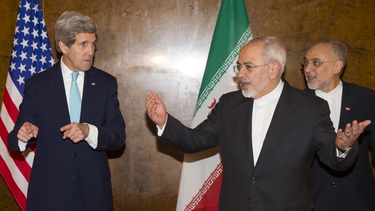 وزير الخارجية الإيراني جواد ظريف مع وزير الخارجية الأمريكي السابق جون كيري