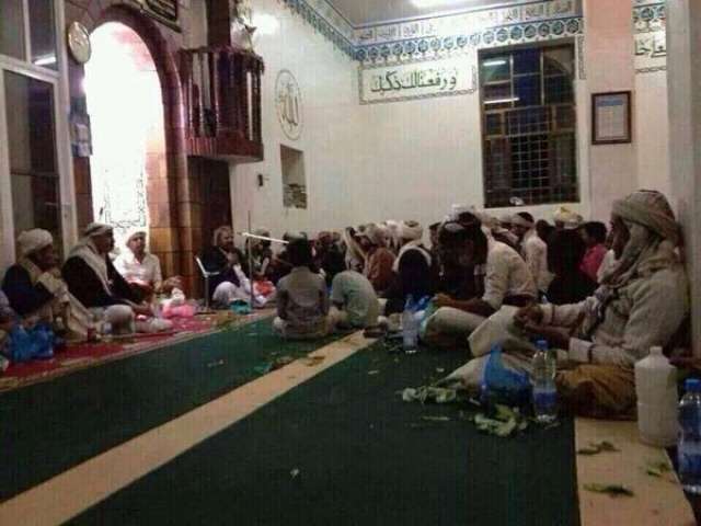 الارياني : الحوثيون يحولون المساجد لمقايل لتناول القات