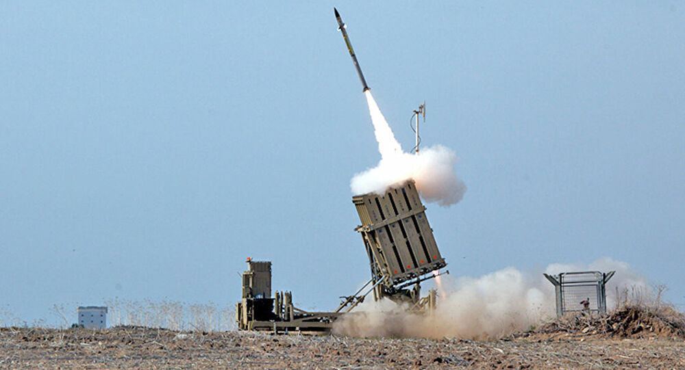 قبة إسرائيل الحديدية تحاول التصدي للصواريخ من قطاع غزة