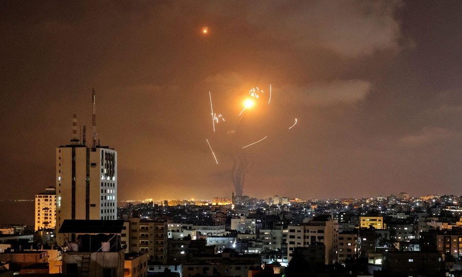 الجيش الإسرائيلي استهدف نحو 130 موقعاً في قطاع غزة