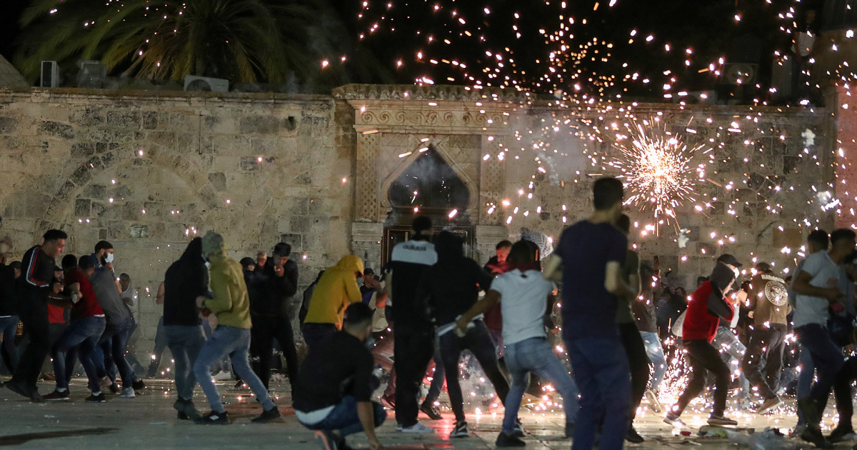 الاحتلال الإسرائيلي يعتدي على المصلين في المسجد الأقصى