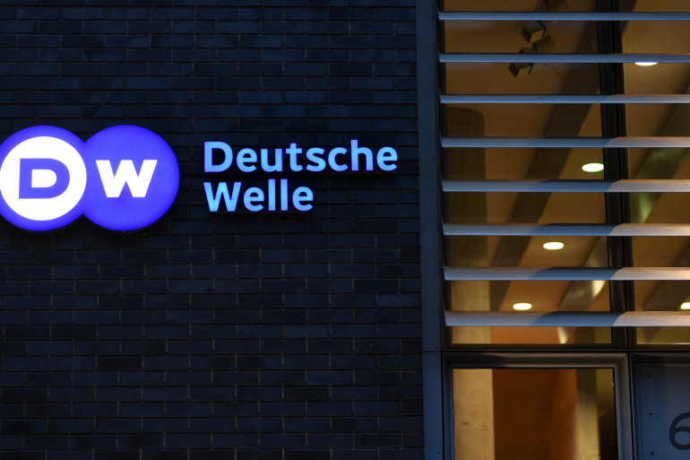 إذاعة صوت ألمانيا أو دويتشه فيله (DW) الشهيرة