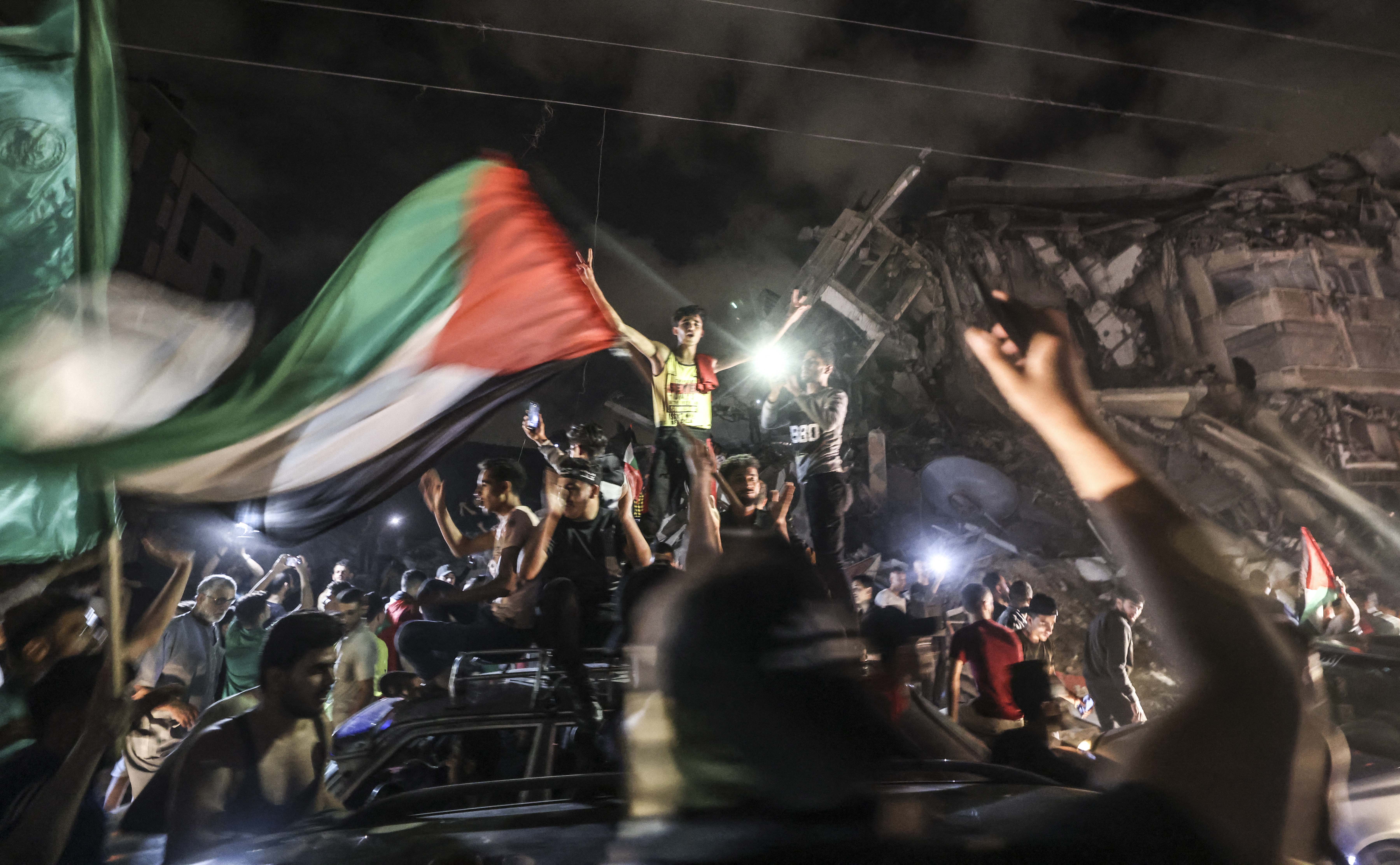 احتفال أمام مبنى مدمر في غزة بعد إعلان وقف إطلاق النار