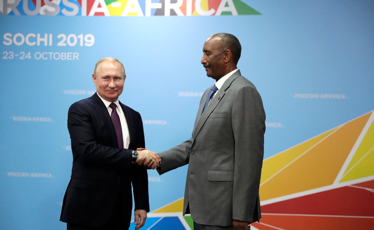 رئيس المجلس السيادي السوداني، عبد الفتاح البرهان، مع الرئيس الروسي فلاديمير بوتين