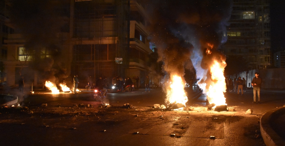المتظاهرون أغلقوا الطرق والشوراع الرئيسية في المدن اللبنانية 
