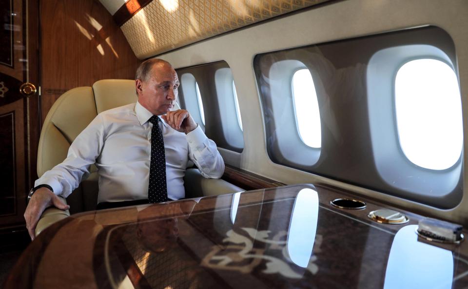 بوتين داخل الطائرة الرئاسية