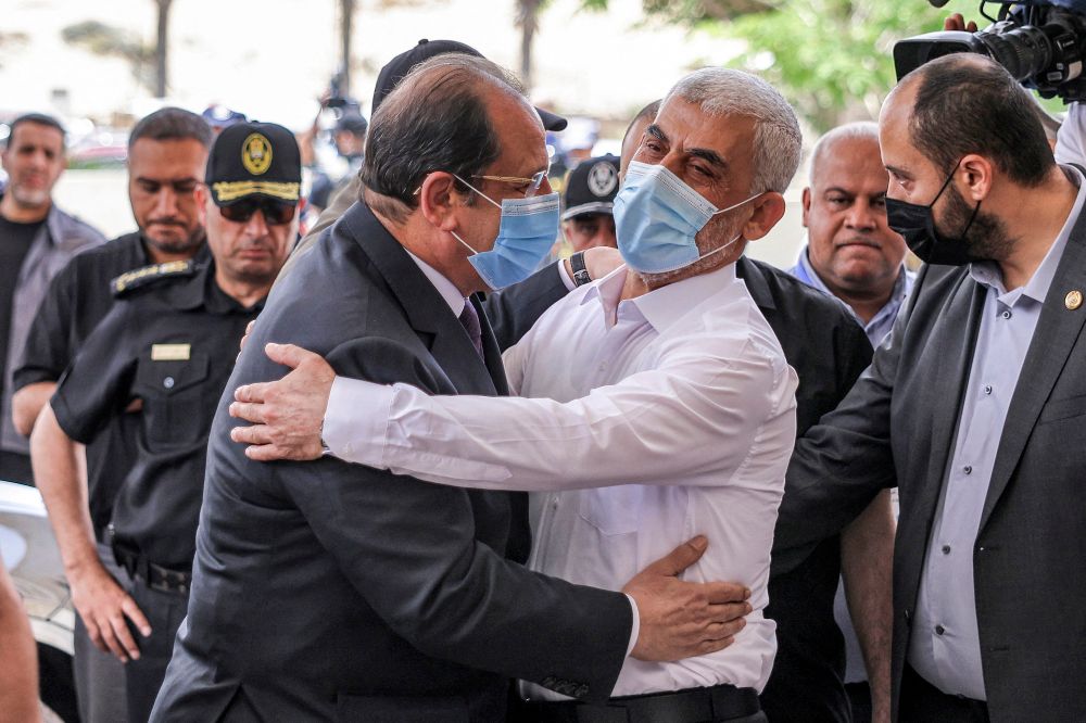 رئيس المخابرات المصرية في غزة مع رئيس حركة حماس في غزة يحيى السنوار